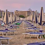 Beachfront With A Big Terrace Διαμέρισμα Μπιμπιόνε