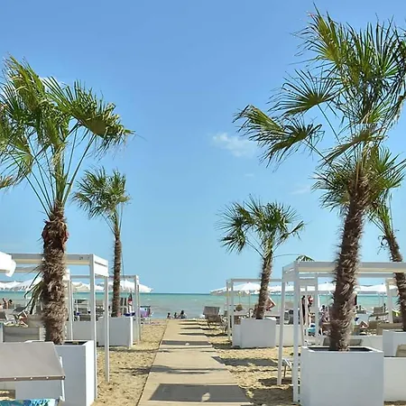 Beachfront With A Big Terrace アパート