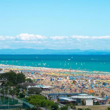Family Holiday Flat With Pool For Six *