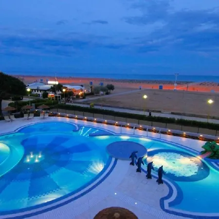 Family Holiday Flat With Pool For Six *