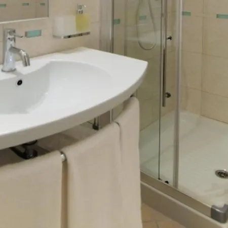 Family Holiday Flat With Pool For Six *